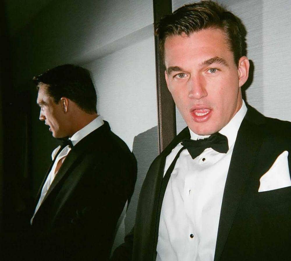 10 Potret Tyler Cameron, Mantan Pacar Gigi Hadid yang Kece Abis