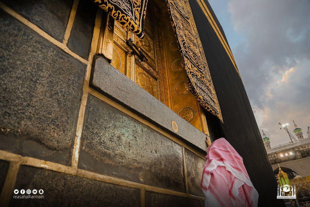 10 Potret Detail Terbaru Hajar Aswad dan Maqam Ibrahim, Subhanallah