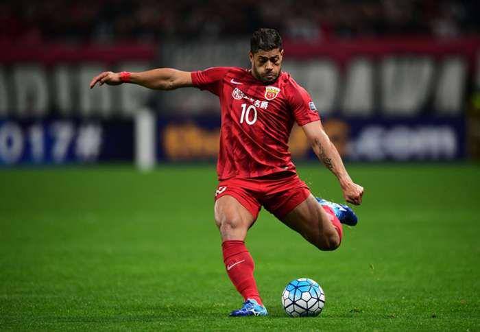 Hulk menendang bola (goal.com)