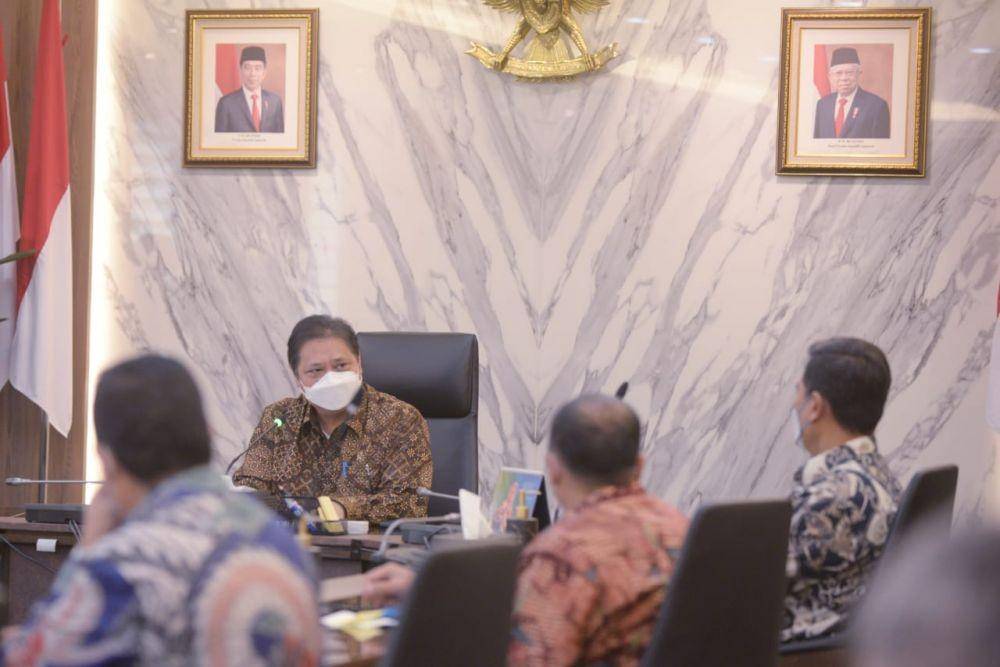 Menteri Koordinator Perekonomian Airlangga Hartarto di sela-sela kegiatan audiensi bersama dengan Direksi dan Dewan Pengawas BPJamsostek yang bertempat di Gedung Ali Wardhana Kementerian Perekonomian, Jakarta Pusat, Selasa (4/5/2021). (Dok. BPJamsostek)