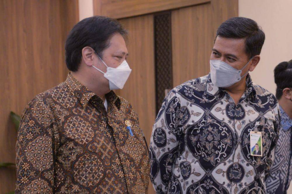 Menteri Koordinator Perekonomian Airlangga Hartarto di sela-sela kegiatan audiensi bersama dengan Direksi dan Dewan Pengawas BPJamsostek yang bertempat di Gedung Ali Wardhana Kementerian Perekonomian, Jakarta Pusat, Selasa (4/5/2021). (Dok. BPJamsostek)
