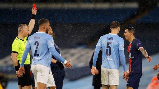 The Sun / Winger Paris Saint-Germain, Angel Di Maria, dikartu merah usai menginjak engkel gelandang Manchester City, Fernandinho