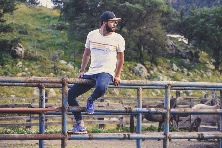 Ilustrasi pria menengok (unsplash.com/yaelgonzalez)