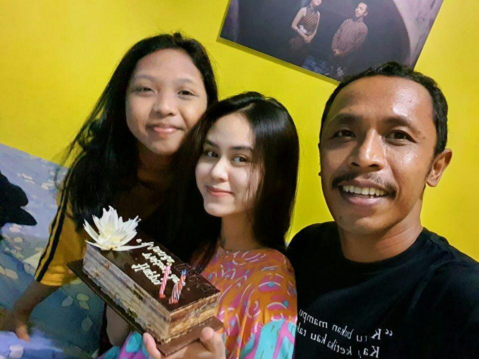 Bak Kakak Adik, 10 Potret Akur Istri Furry Setya dan Anak Sambungnya