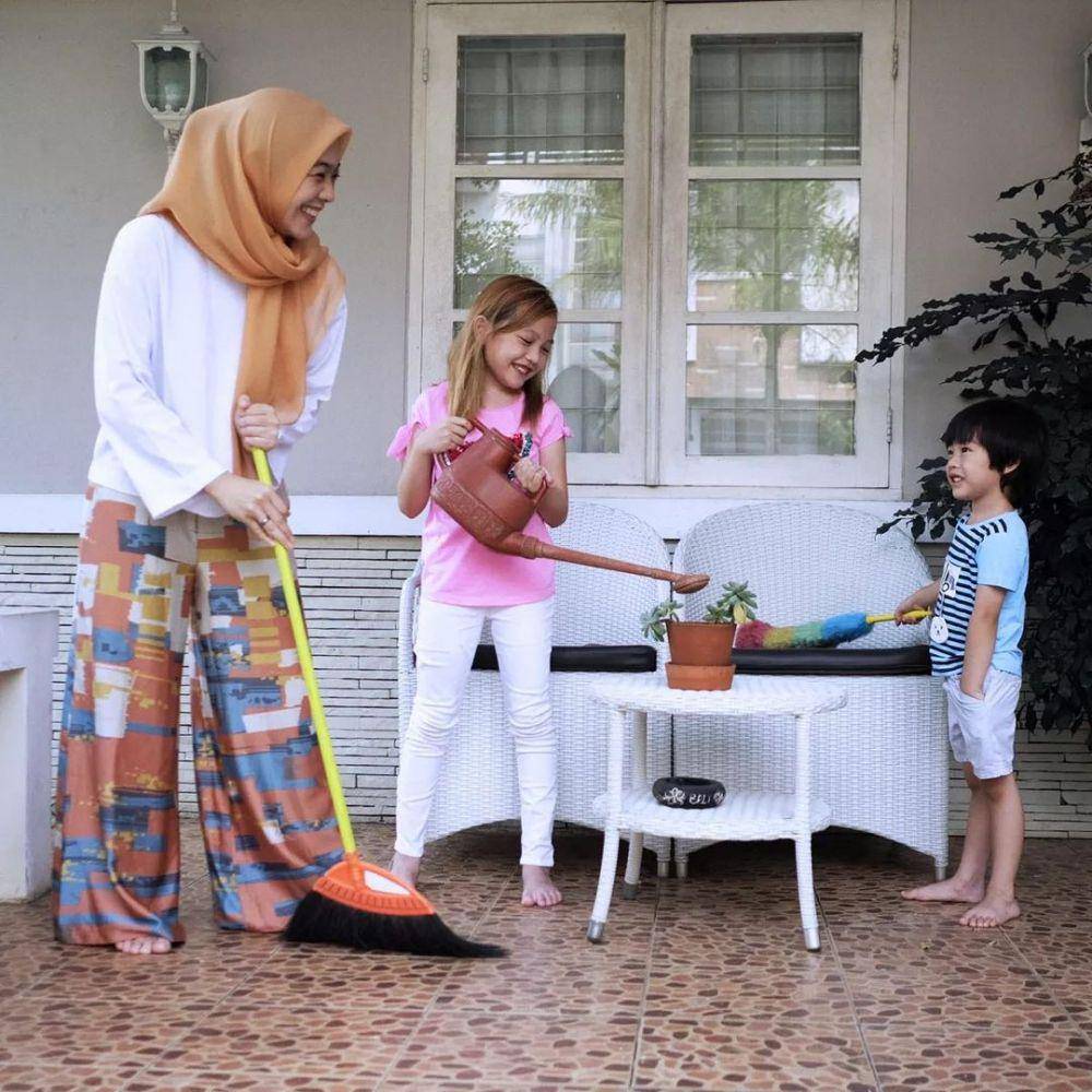Dian Ayu Lestari asuh buah hati (instagram.com/dianayulestari)