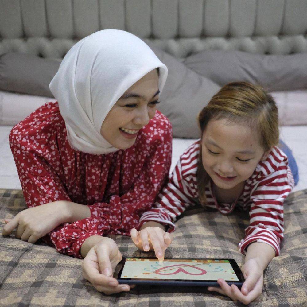 Dian Ayu Lestari asuh buah hati (instagram.com/dianayulestari)