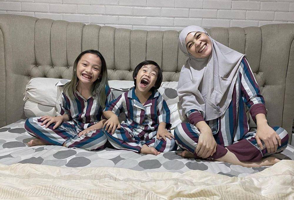 Dian Ayu Lestari asuh buah hati (instagram.com/dianayulestari)