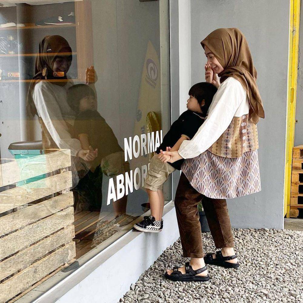 Dian Ayu Lestari asuh buah hati (instagram.com/dianayulestari)