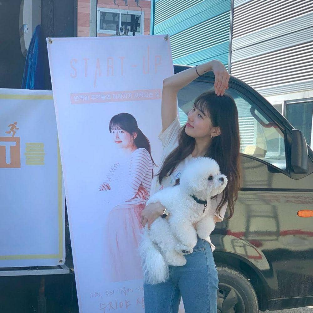 Potret Suzy bersama anjing kesayangannya yang dibawa ke lokasi syuting drama "Start Up". (instagram.com/skuukzky)
