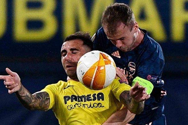 Pemain Villarreal Paco Alcacer (kiri) berebut bola di udara dengan pemain Arsenal Rob Holding pada pertandingan Semifinal Leg Pertama Liga Eropa di Stadion de la Ceramica, Villarreal, Spanyol, Kamis (29/4/2021) waktu setempat. Villarreal menang atas Arsenal dengan skor akhir 2-1. ANTARA FOTO/REUTERS/Pablo Morano