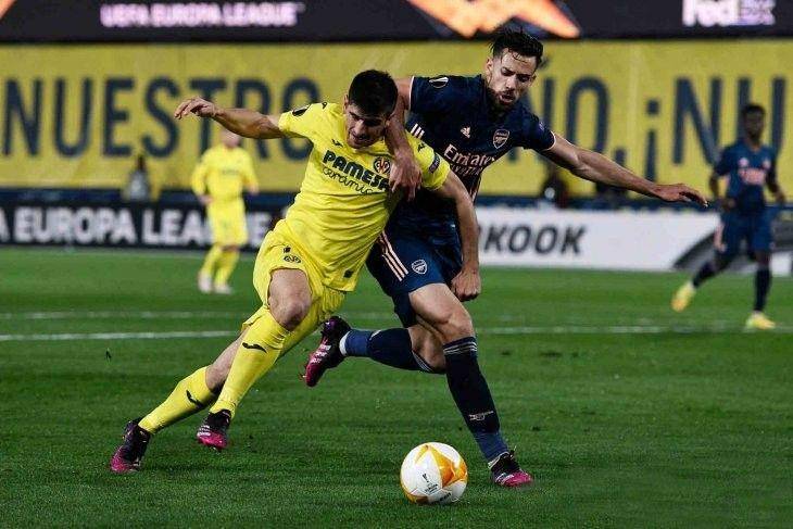 Pemain Villarreal Gerard Moreno (kiri) berusaha melewati hadangan pemain Arsenal Pablo Mari pada pertandingan Semifinal Leg Pertama Liga Eropa di Stadion de la Ceramica, Villarreal, Spanyol, Kamis (29/4/2021) waktu setempat. Villarreal menang atas Arsenal dengan skor akhir 2-1. ANTARA FOTO/REUTERS/Pablo Morano