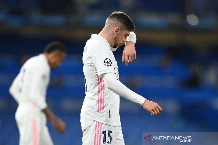 Pemain Real Madrid Federico Valverde mengusap wajah dengan lengannya usai pemain Chelsea Mason Mount membobol gawangnya pada pertandingan babak Semifinal Leg ke-2 Liga Champions di Stadion Stamford Bridge, London, Inggris, Rabu (5/5/2021) waktu setempat. Chelsea melaju ke final Liga Champions usai menang 2-0 atau unggul 3-1 secara agregat atas Real Madrid. ANTARA FOTO/REUTERS/Toby Melville