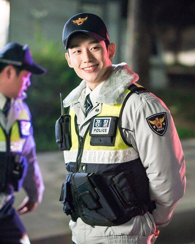 Jung Hae In di drama While You Were Sleeping. (Instagram.com/holyhaein)