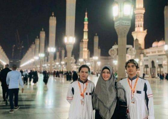 Momen Umrah Maia Estianty dan anak (youtube.com/Maia Aleldul TV)