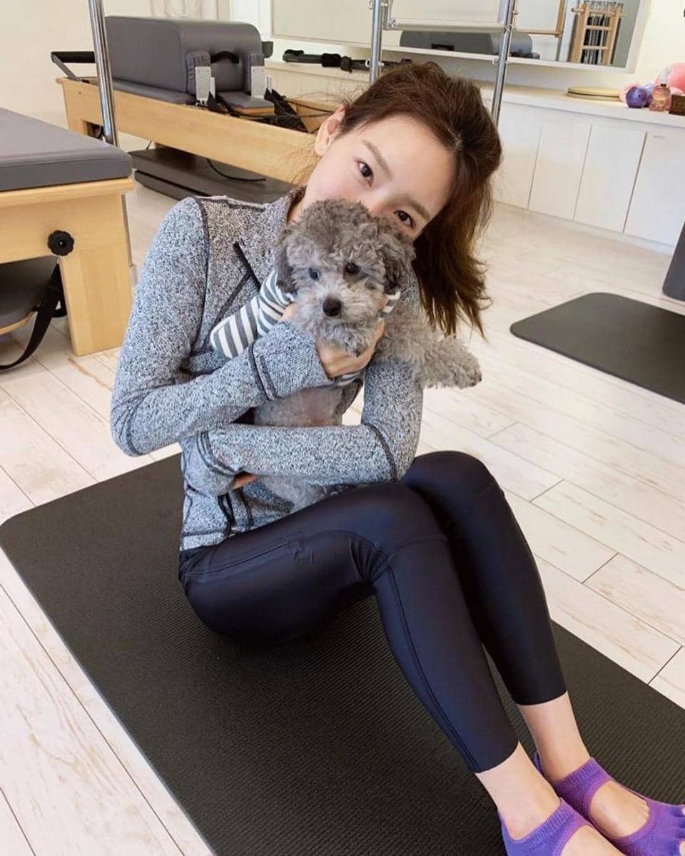 potret Taeyeon bersama anjing peliharaannya. (instagram.com/taeyeon_ss)