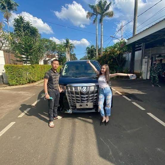 Elina Joerg dan kekasih (instagram.com/elinaaaaajeorg)