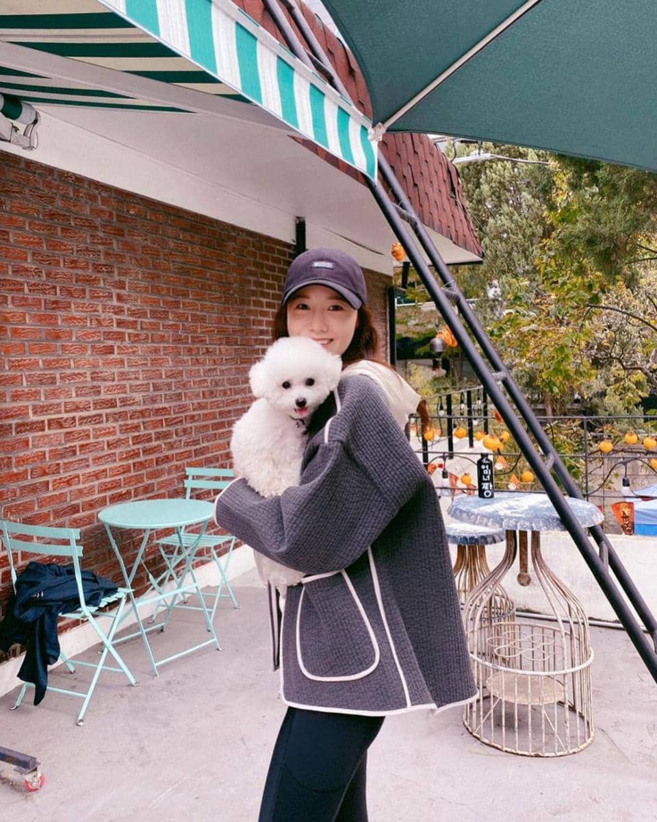 Potret Yoona sedang pergi bersama Rae-o, anjing peliharaannya . (instagram.com/yoona__lim)