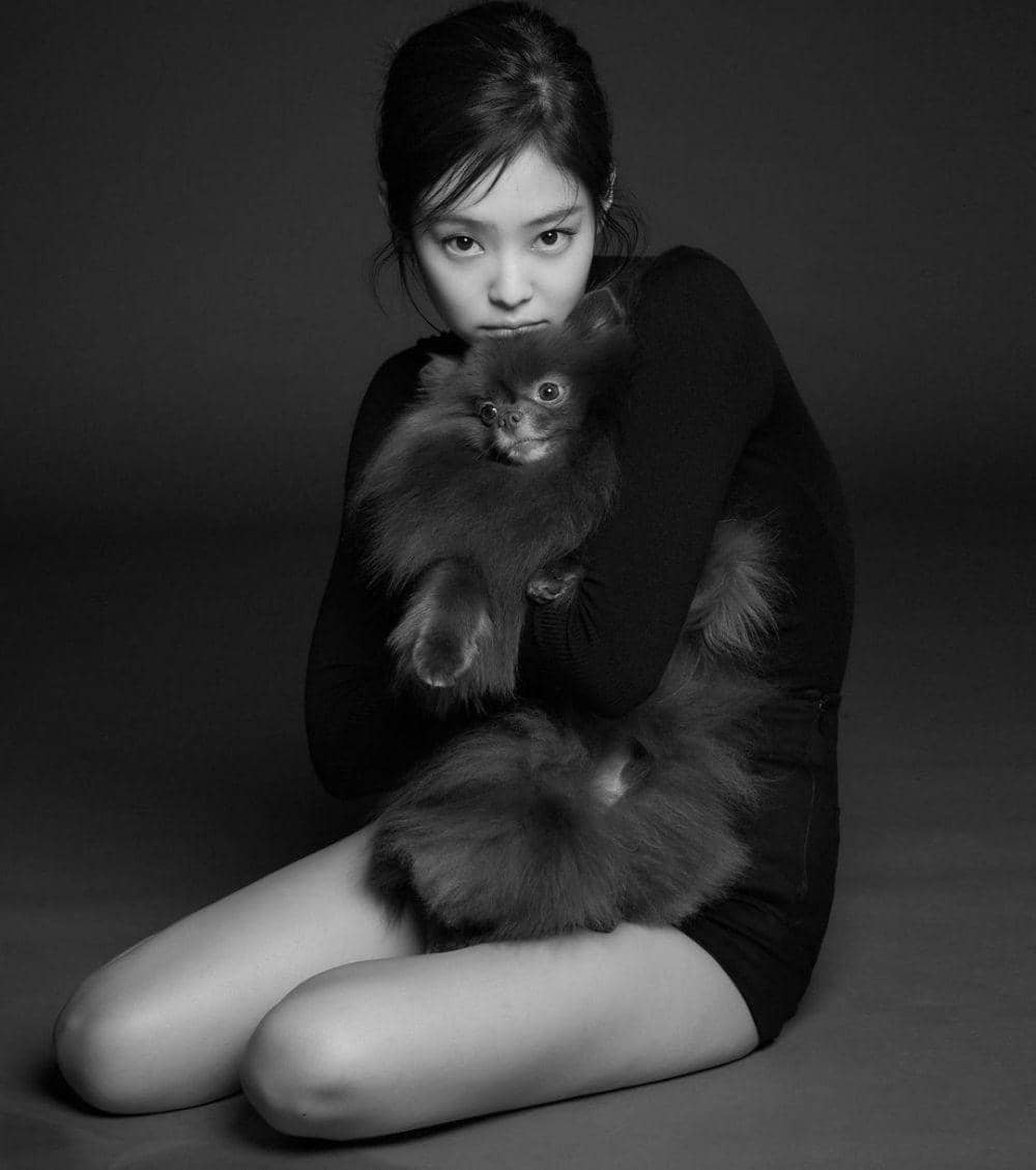 Jennie melakukan pemotretan bersama anjing kesayangannya bernama Kuma. (instagram.com/jennierubyjane)