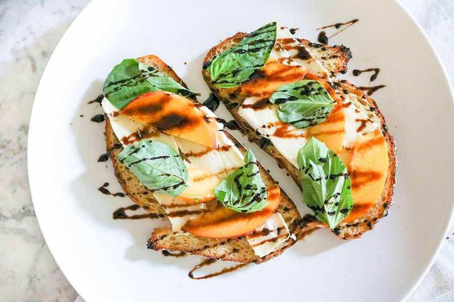 ilustrasi camembert toast (nomastekitchen.com)