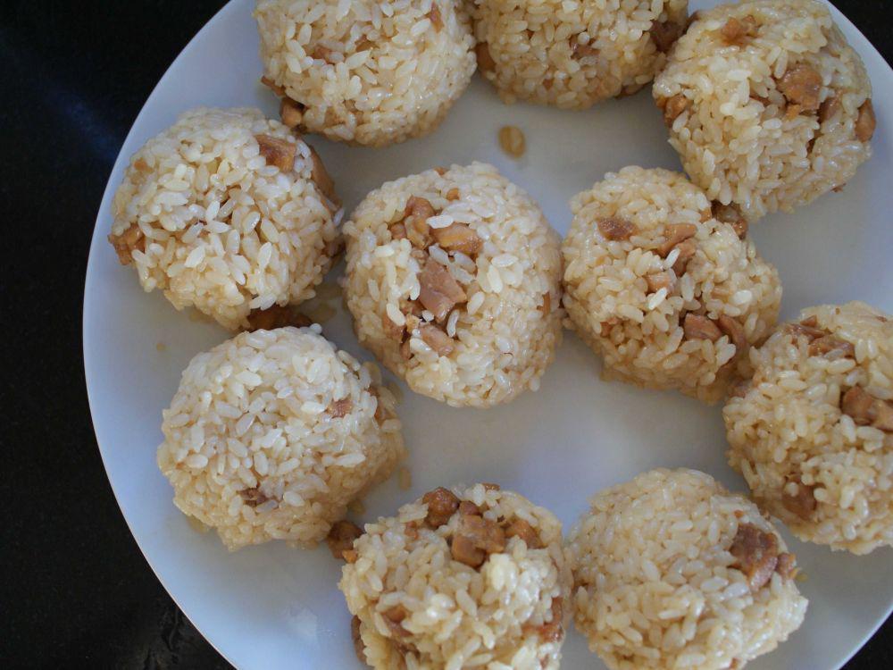 ilustrasi rice balls (thespruceeats.com)