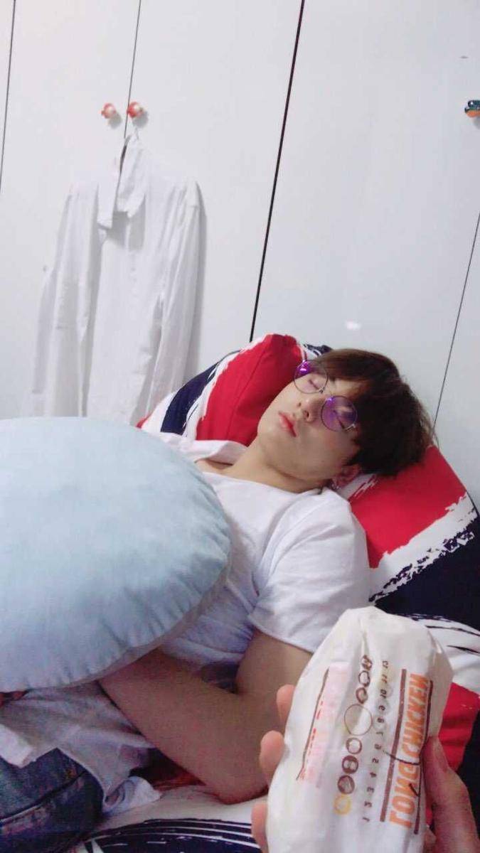Jungkook tertidur (twitter.com/BTS_twt)