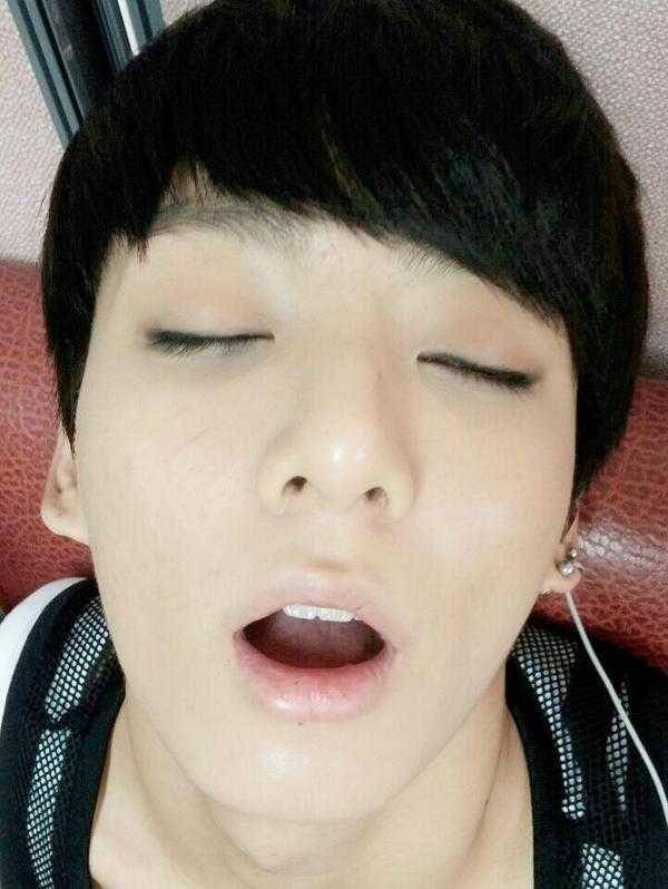 Jungkook tertidur (twitter.com/BTS_twt)