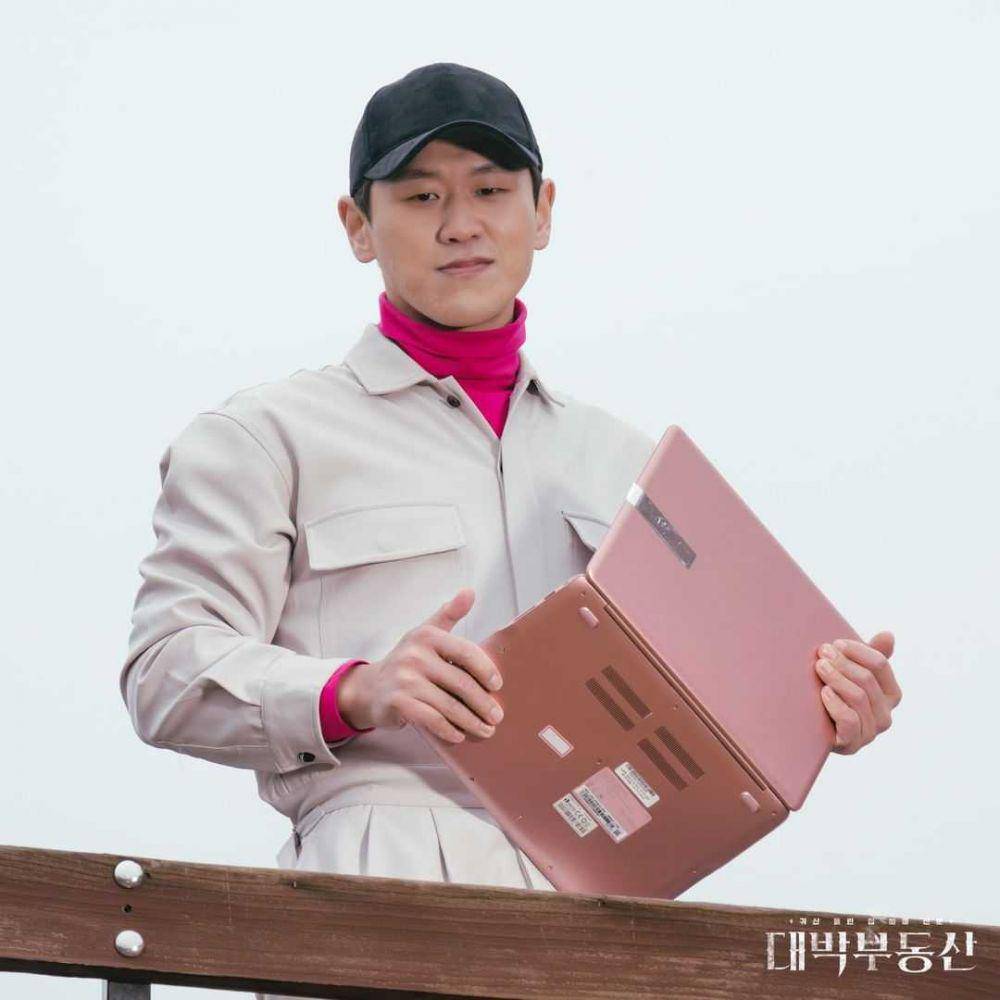 Kang Hong Suk di Daebak Real Estate (instagram.com/kbsdrama)