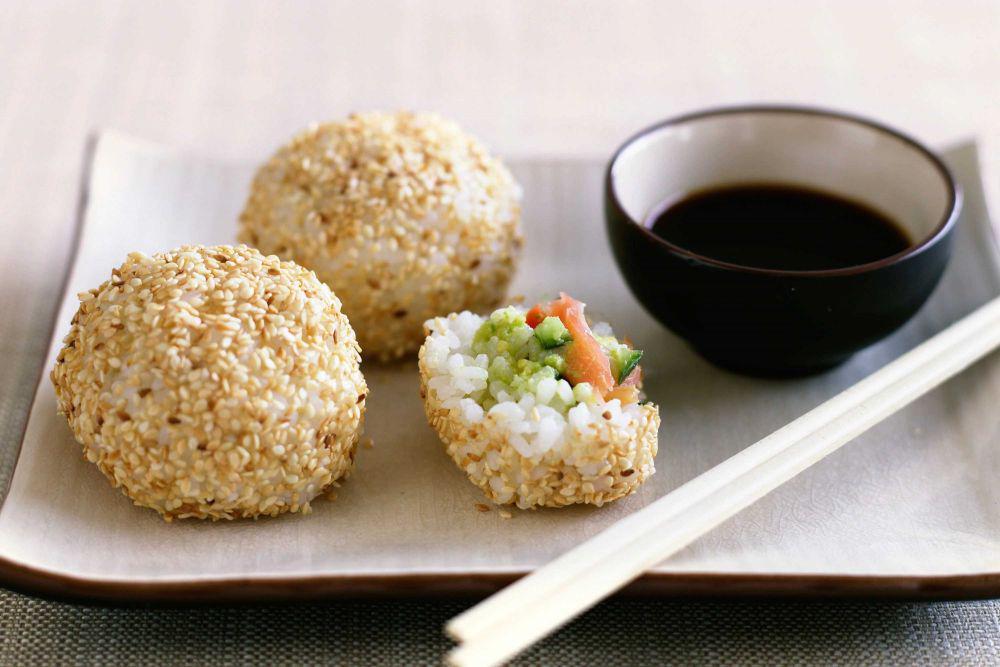 ilustrasi rice balls (taste.com.au)