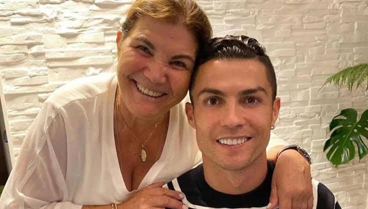 Cristiano Ronaldo dan ibunya (republicworld.com)