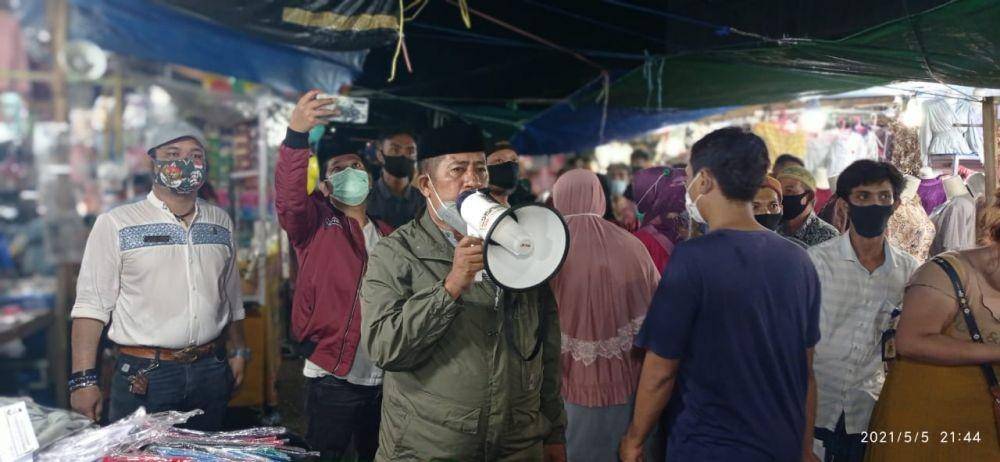 Petugas PD Pasar Makassar Raya memantau kondisi di Pasar Senggol/PD Pasar Raya Makassar