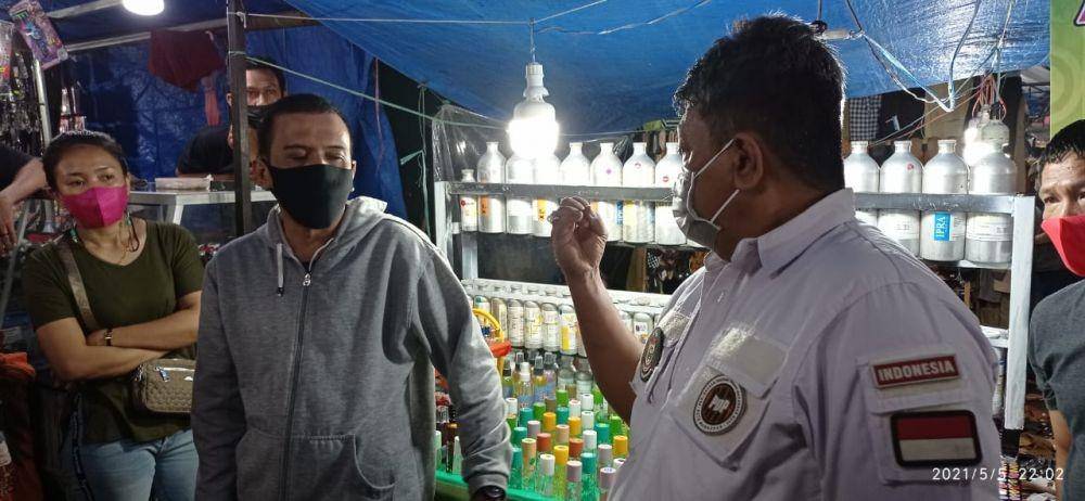 Petugas PD Pasar Makassar Raya memantau kondisi di Pasar Senggol/PD Pasar Raya Makassar