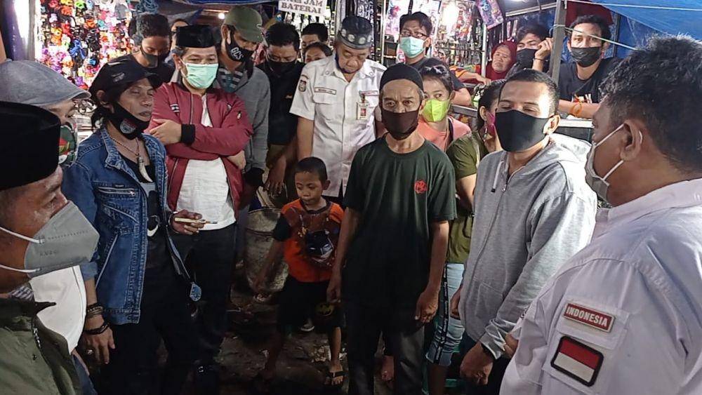Petugas PD Pasar Makassar Raya memantau kondisi di Pasar Senggol/PD Pasar Raya Makassar
