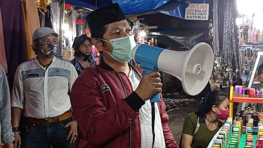 Petugas PD Pasar Makassar Raya memantau kondisi di Pasar Senggol/PD Pasar Raya Makassar