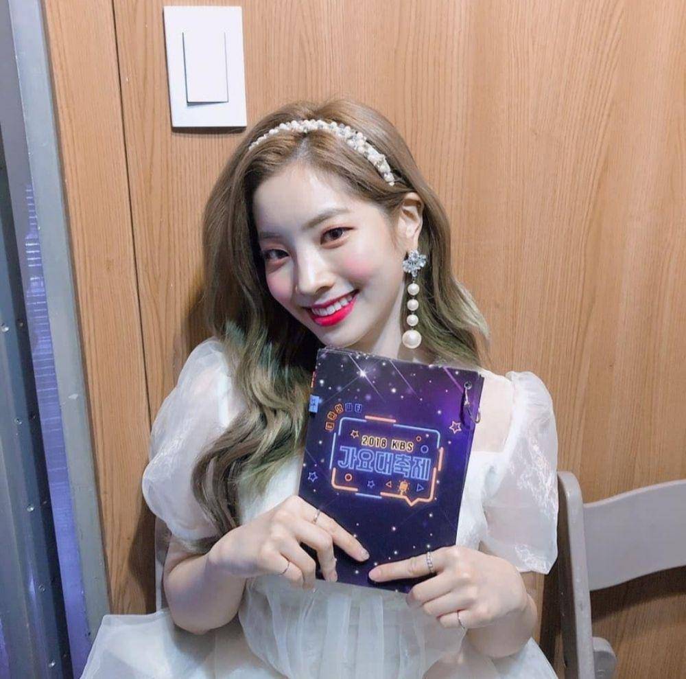 Dahyun TWICE di belakang panggung (instagram.com/twicetagram)