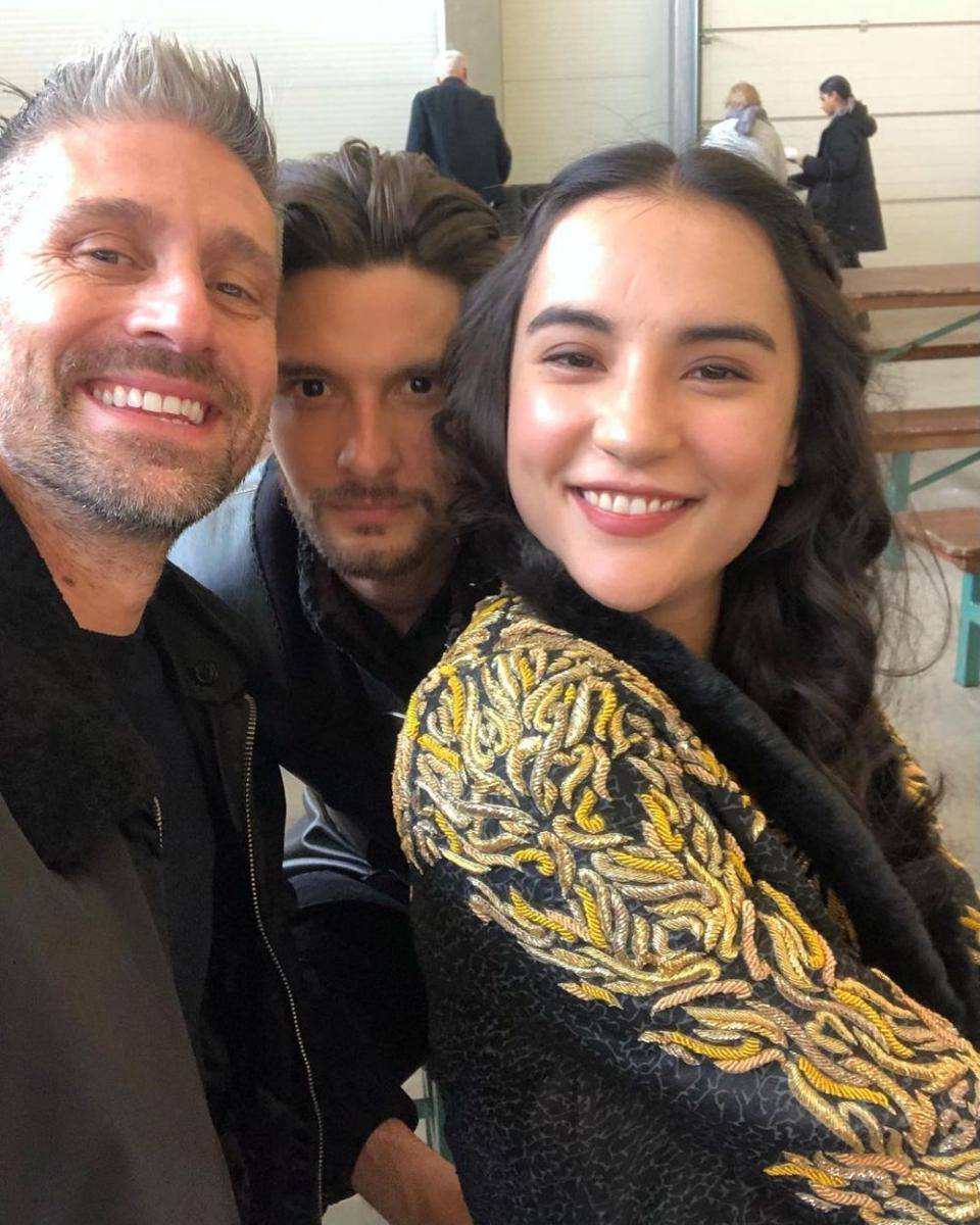 Jessie Mei Li bersama pemeran serial Shadow and Bone (instagram.com/joshbarryla)