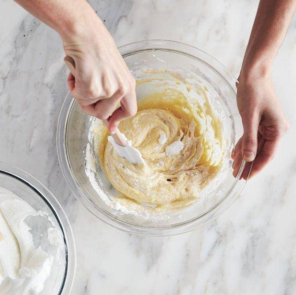 Mengaduk butter dan gula (chatelaine.com)