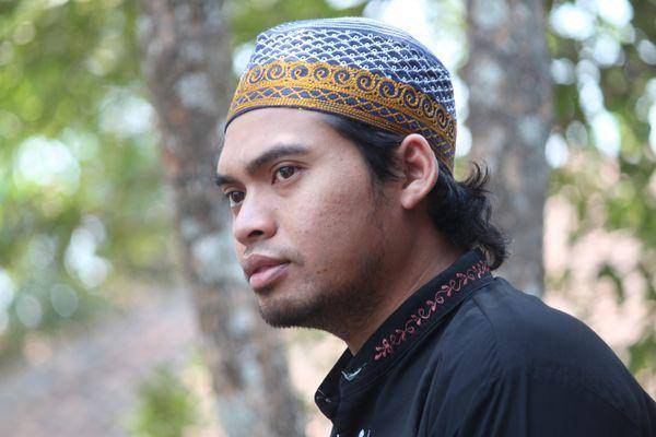 Peci motif bordir (unsplash/Mufid Majnun)