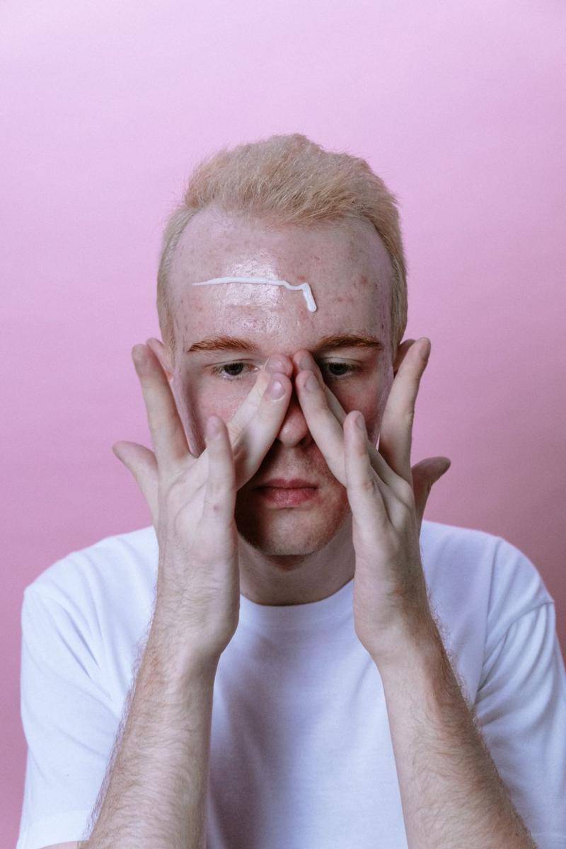 Ilustrasi pria yang sedang memakai sunscreen (Pexels.com/cottonbro)