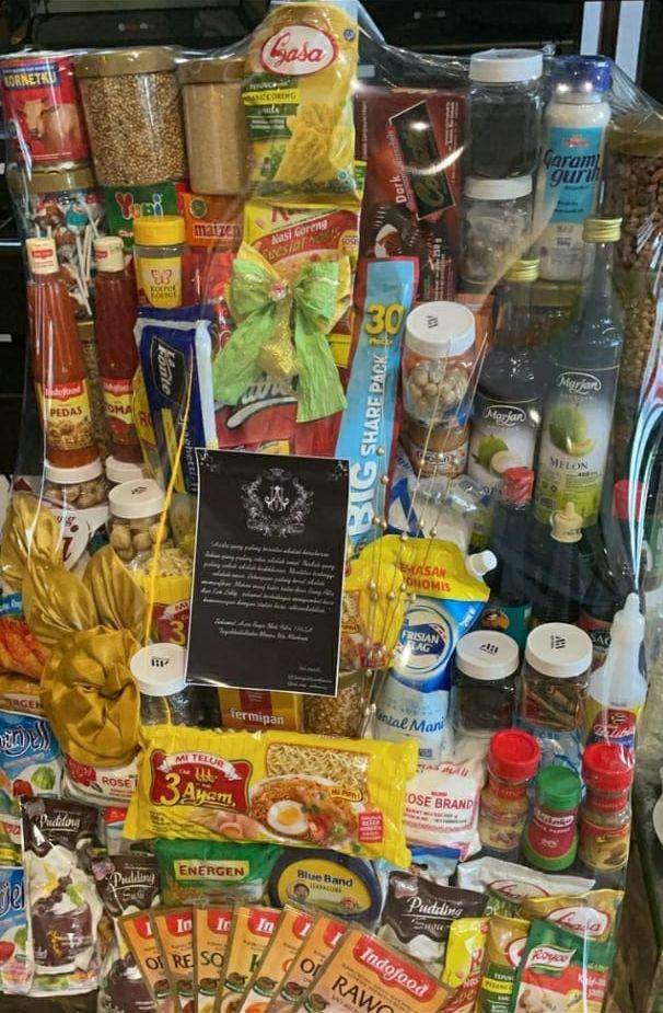Hampers Lebaran berisi bumbu dapur dan makanan instan. (tangkapan layar cerita Instagram.com/aurelie.hermansyah)