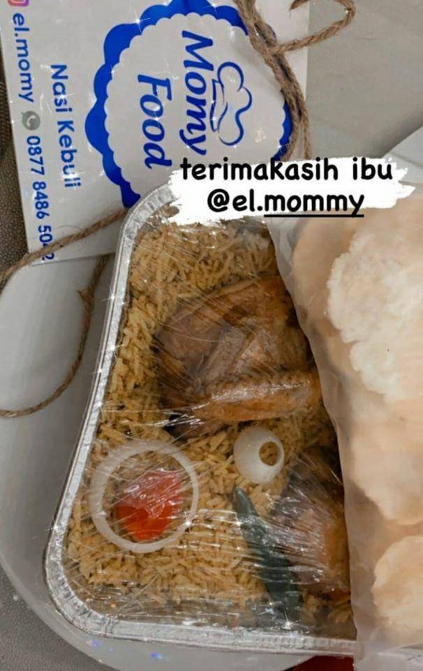 Hampers Lebaran berisi nasi kebuli. (tangkapan layar cerita Instagram.com/krisdayantilemos)