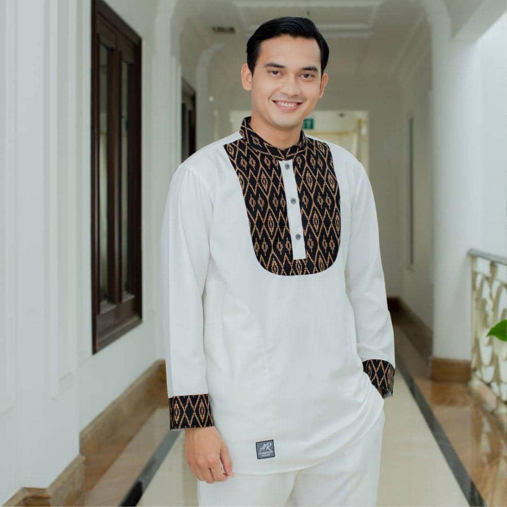 Potret Ikbal Fauzi saat mengenakan busana religi (instagram.com/hijab_arrafiofficial)