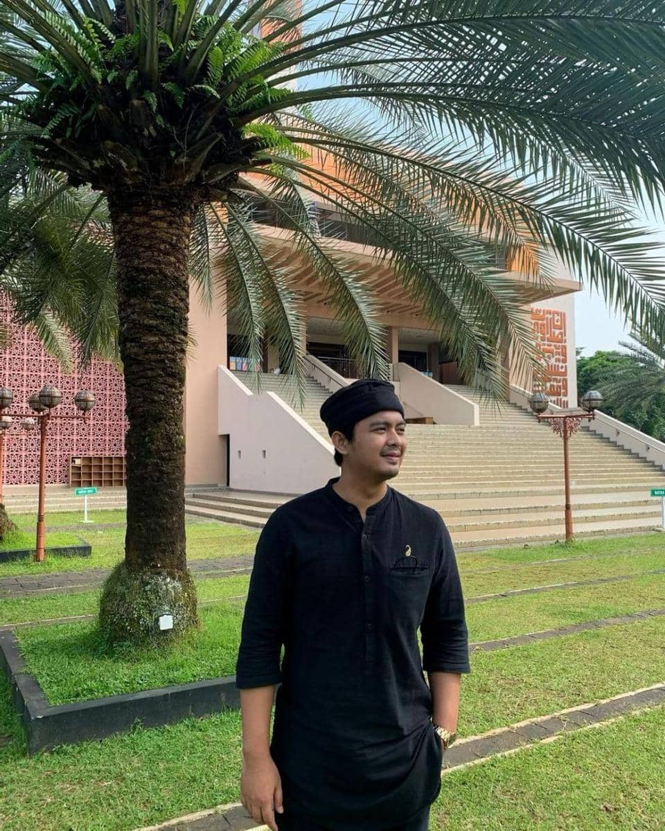 Potret Adi Sastro saat mengenakan busana religi (instagram.com/sing.adisastro)
