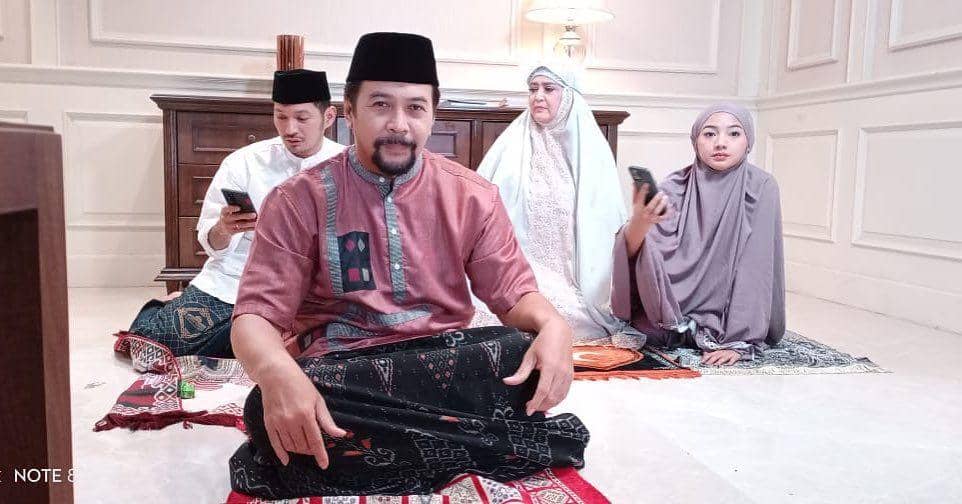 Potret Willy Felix saat mengenakan busana religi (instagram.com/smit_willy)