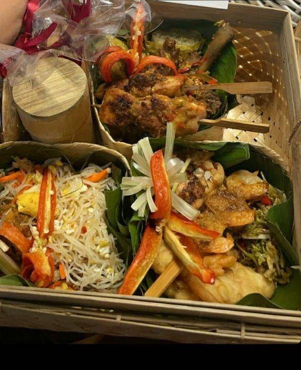 Hampers Lebaran berisi makanan tradisional. (tangkapan layar cerita Instagram.com/rachelvennya)