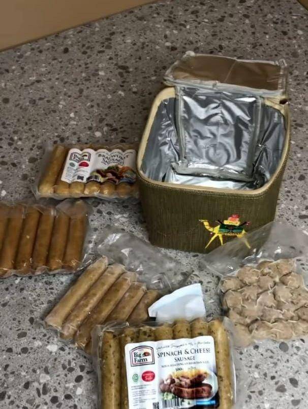 Hampers Lebaran berisi makanan beku. (tangkapan layar cerita Instagram.com/rachelvennya)