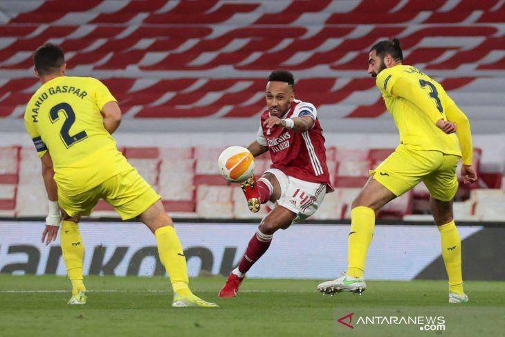 Pemain Arsenal Pierre-Emerick Aubameyang menendang bola saat melawan Villareal dalam leg kedua semifinal Liga Eropa di Emirates Stadium, London, Inggris, Kamis (6/5/2021). Villareal melangkah ke final Liga Europa usai bermain 0-0 (agregat 2-1). ANTARA FOTO/REUTERS/Hannah Mckay