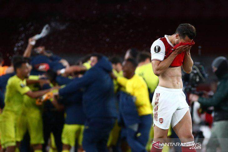 Pemain Arsenal Pablo Mari melangkah keluar lapangan usai bermain seri dalam leg kedua semifinal Liga Eropa melawan Villareal di Emirates Stadium, London, Inggris, Kamis (6/5/2021). Villareal melangkah ke final Liga Europa usai bermain 0-0 (agregat 2-1). ANTARA FOTO/REUTERS/Hannah Mckay