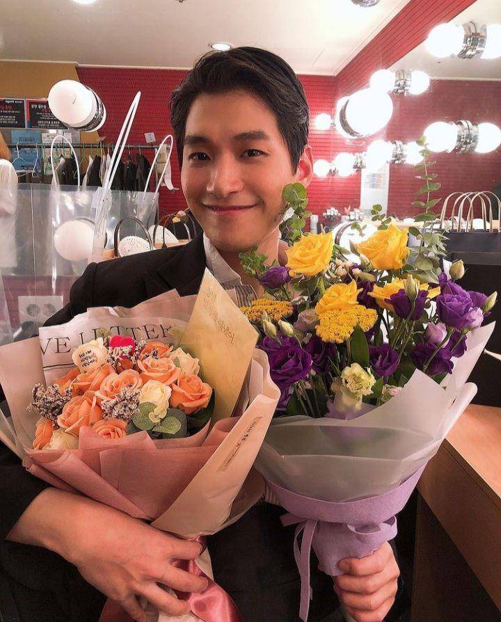 Jung Wook Jin polisi kocak di Youth of May (instagram.com/w00kjin)
