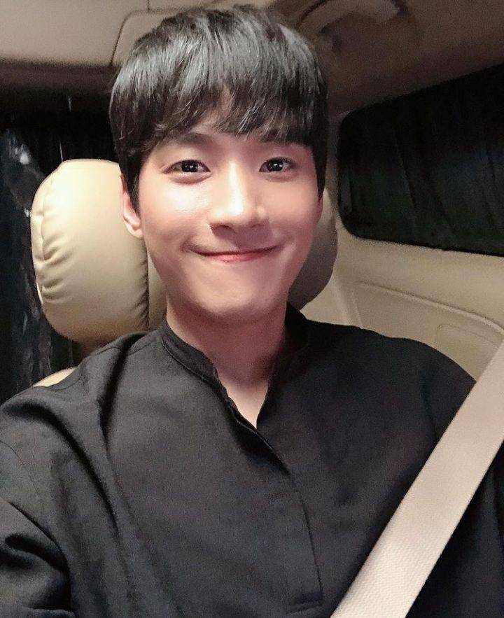 Jung Wook Jin polisi kocak di Youth of May (instagram.com/w00kjin)