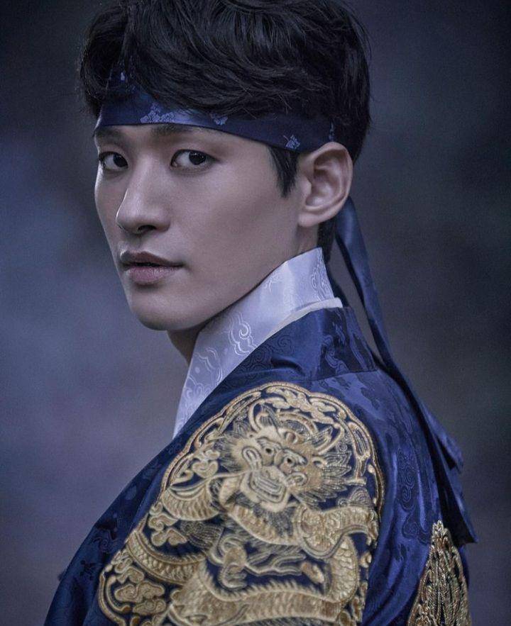 Jung Wook Jin polisi kocak di Youth of May (instagram.com/w00kjin)